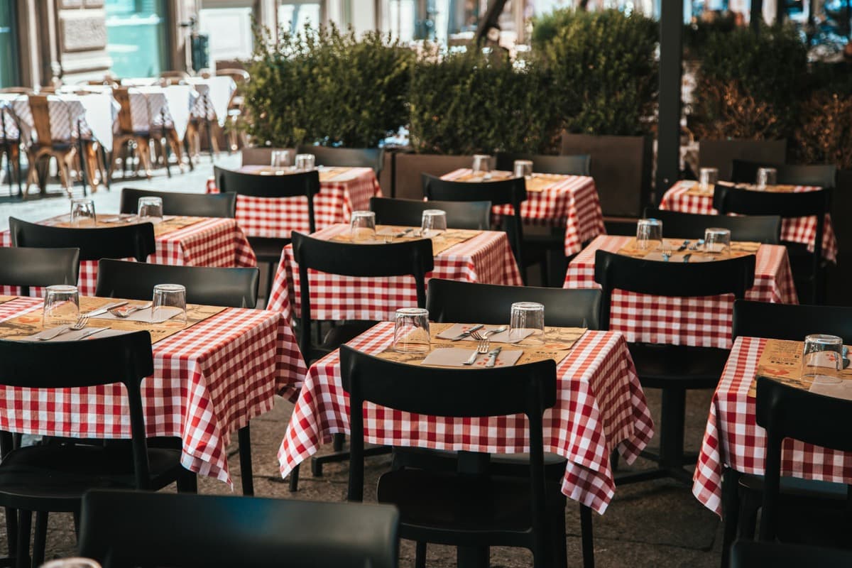 Terrasse de restaurant prête pour le service